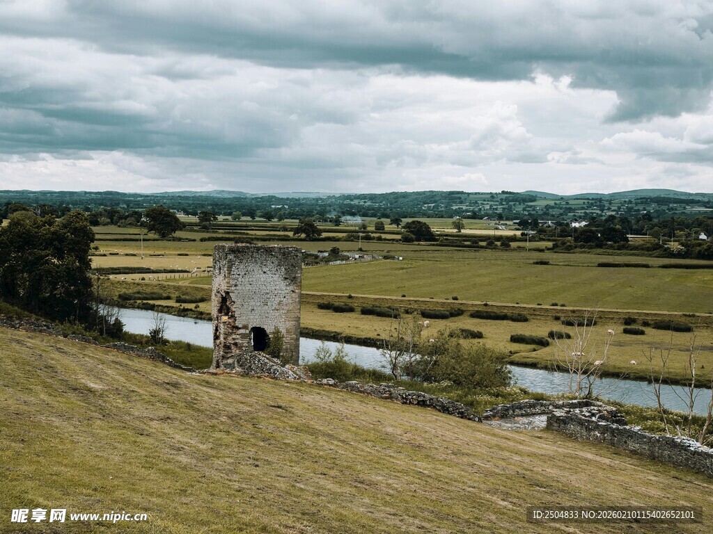 乡村田野中的古老建筑