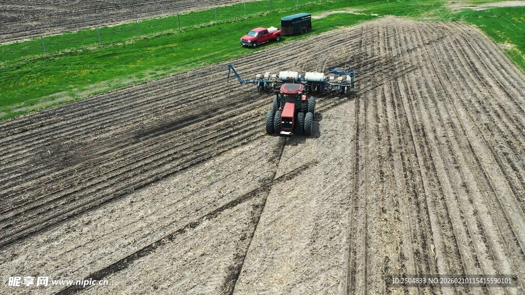 农田中农机作业场景