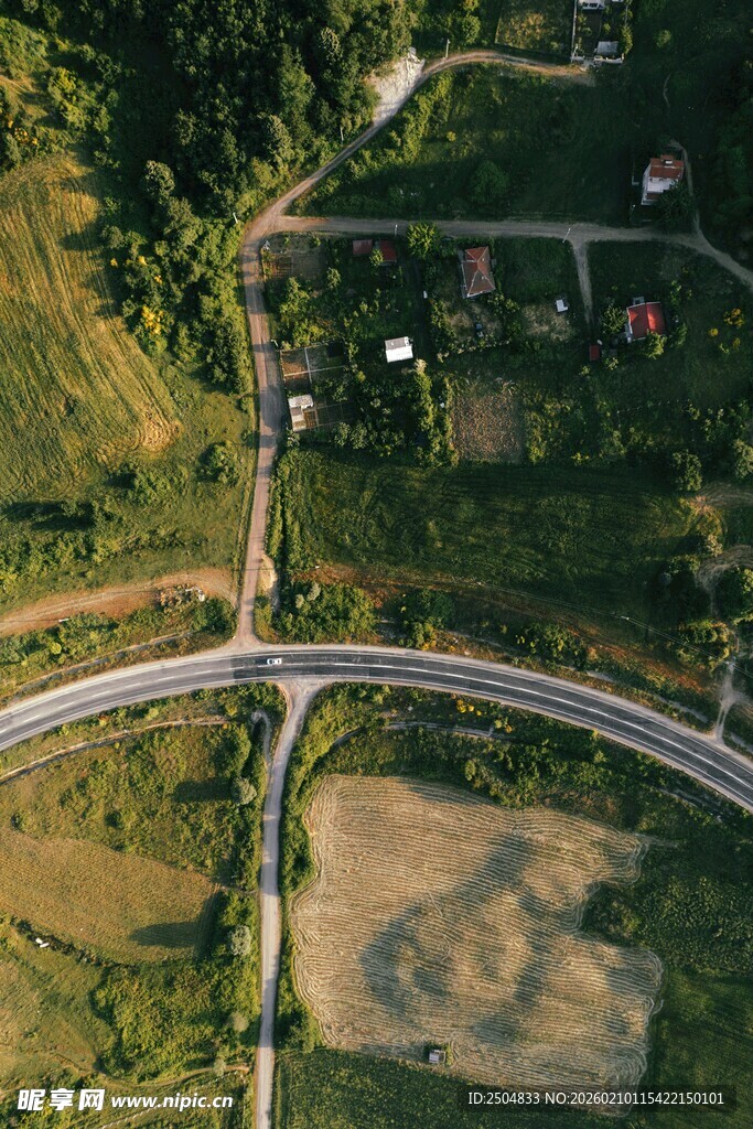 俯瞰乡村公路交叉美景