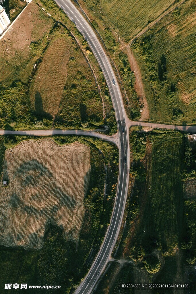空中俯瞰蜿蜒公路与田野