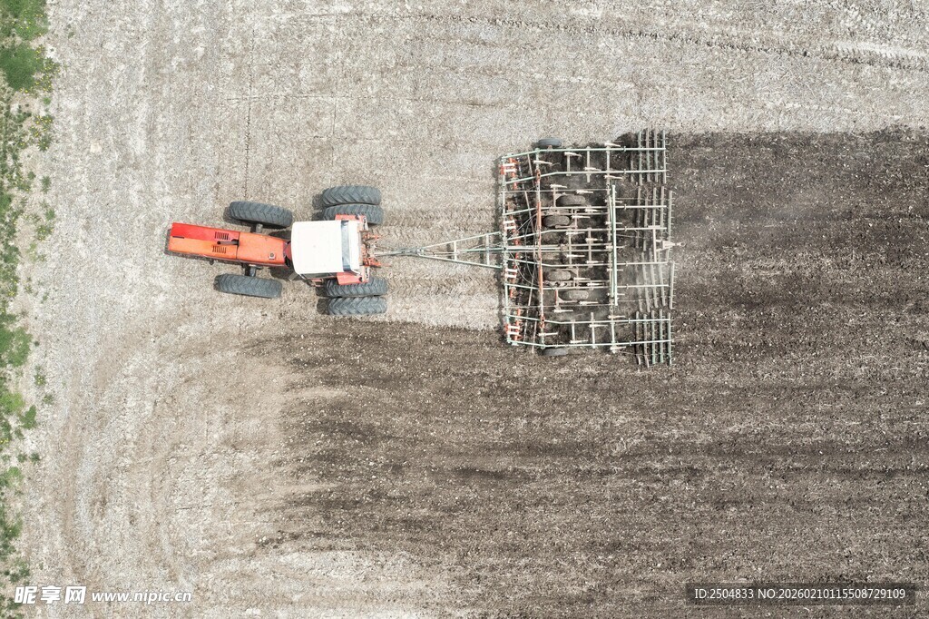 农田中拖 机进行耕种作业