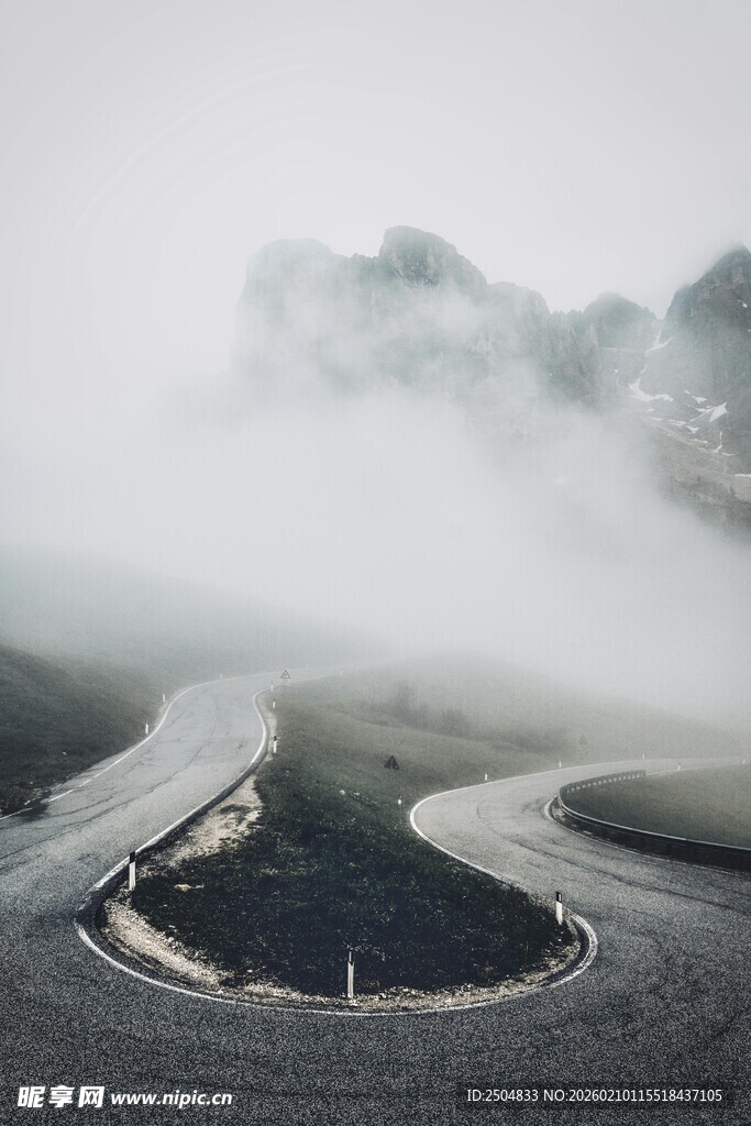 云雾缭绕的蜿蜒公路