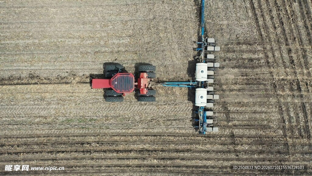 农田中拖 机牵引播种机