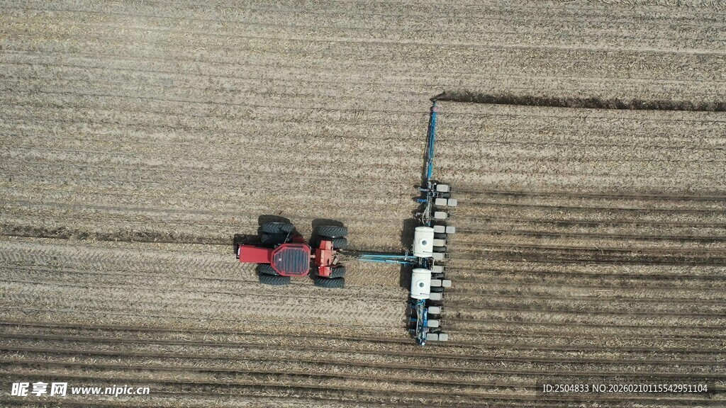 农田中拖 机正在作业