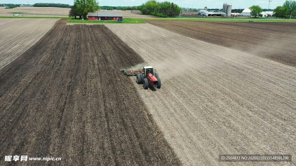 农田中拖 机耕地场景