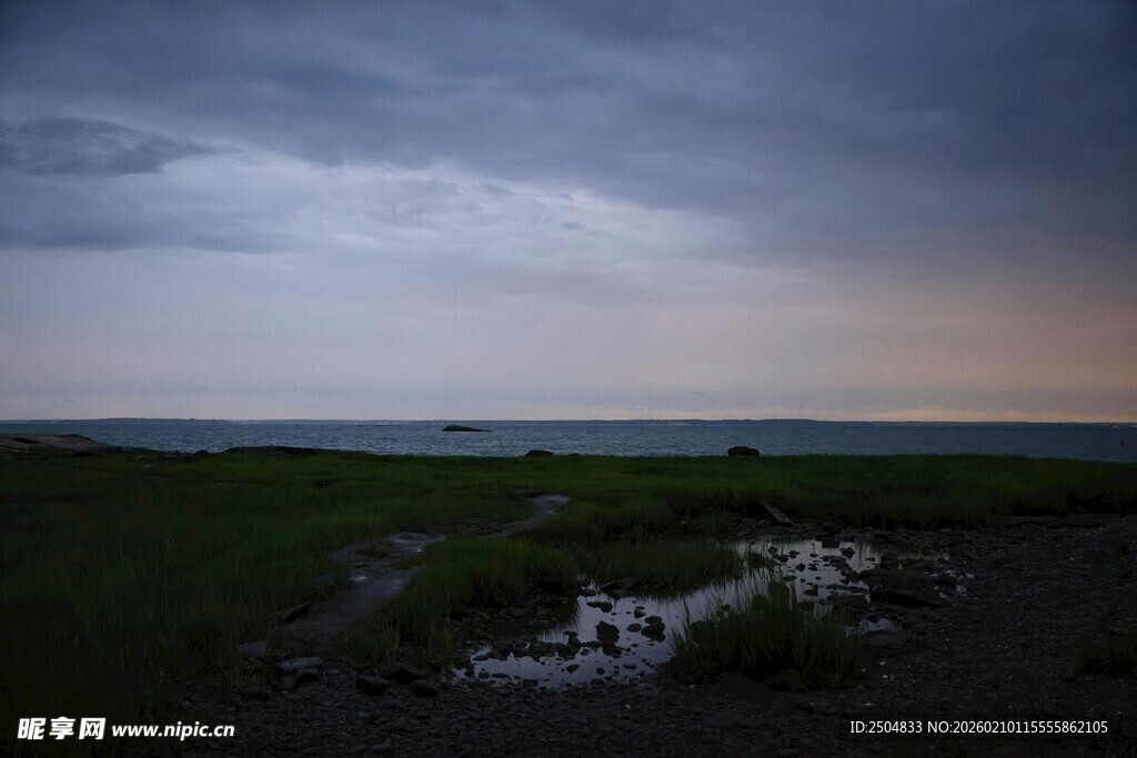 黄昏时分的旷野与 沉天空