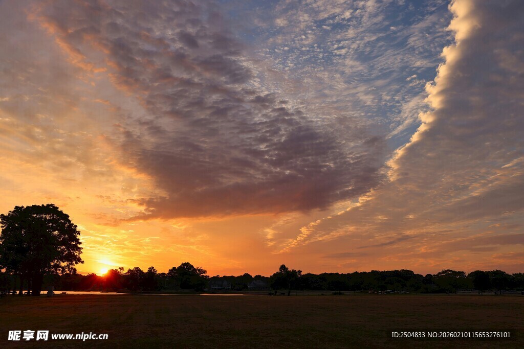 日落时分的田野与绚丽云彩