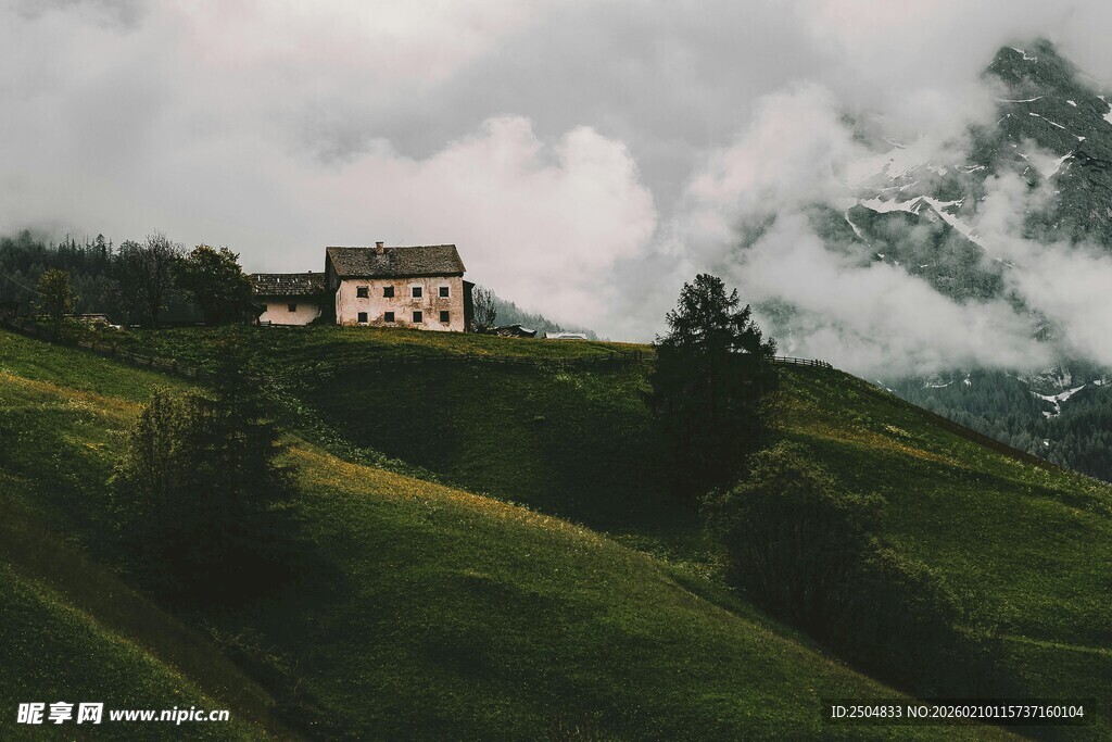山间云雾中的静谧小屋