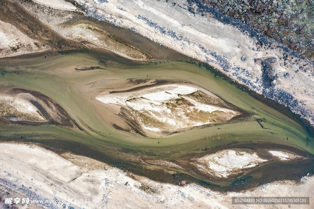 蜿蜒河流的壮丽自然景观