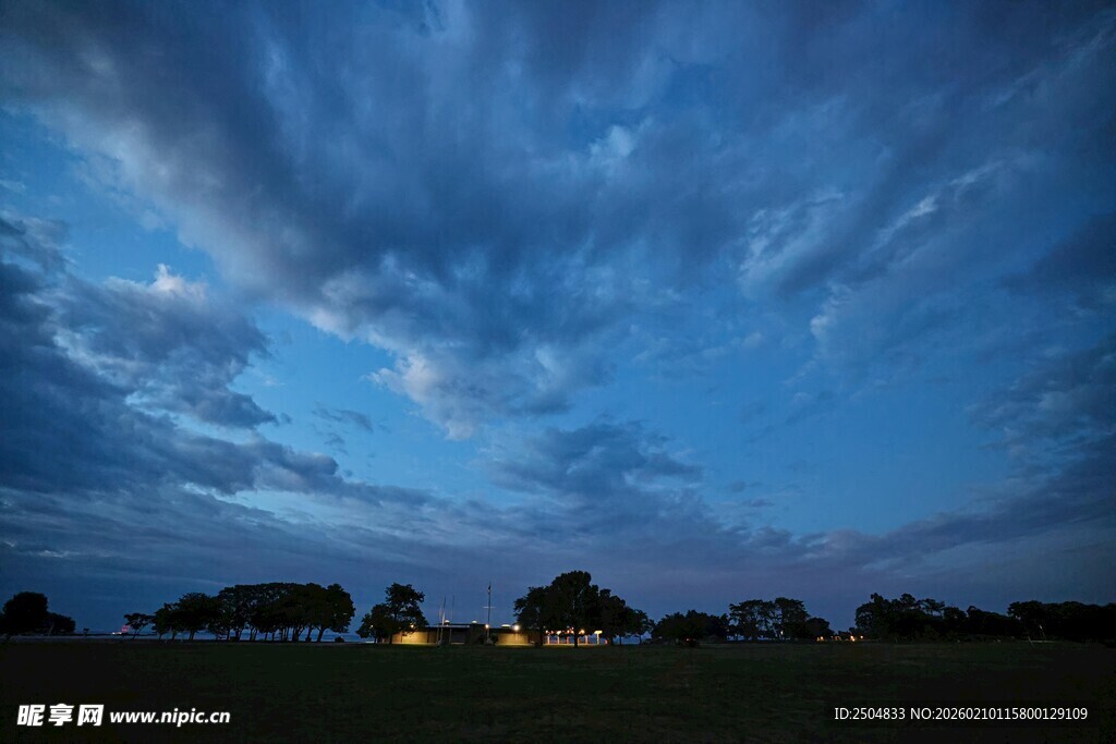 夜幕下的田野与绚烂云彩