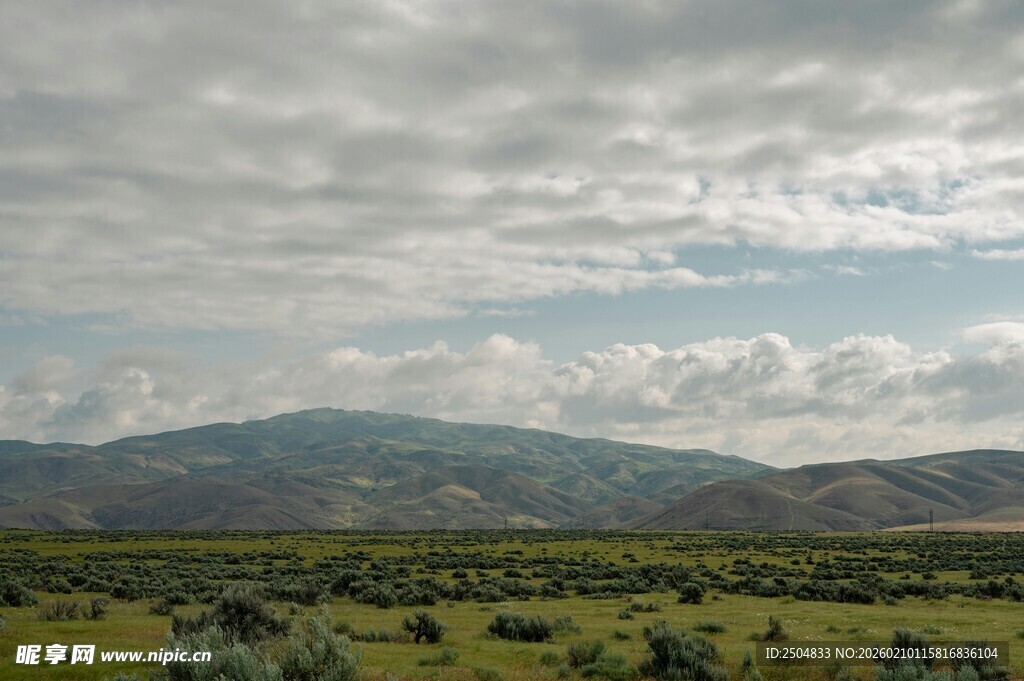 草原山峦间的多云景致
