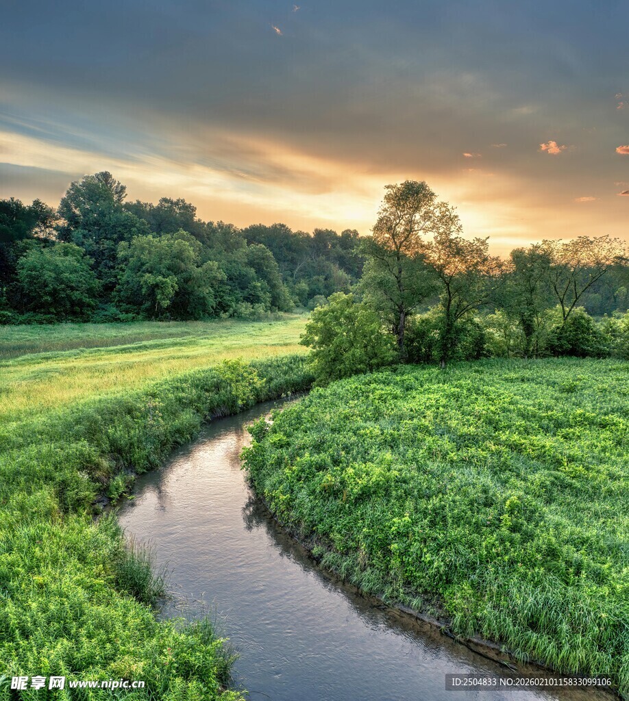 田园河畔的绝美黄昏景色