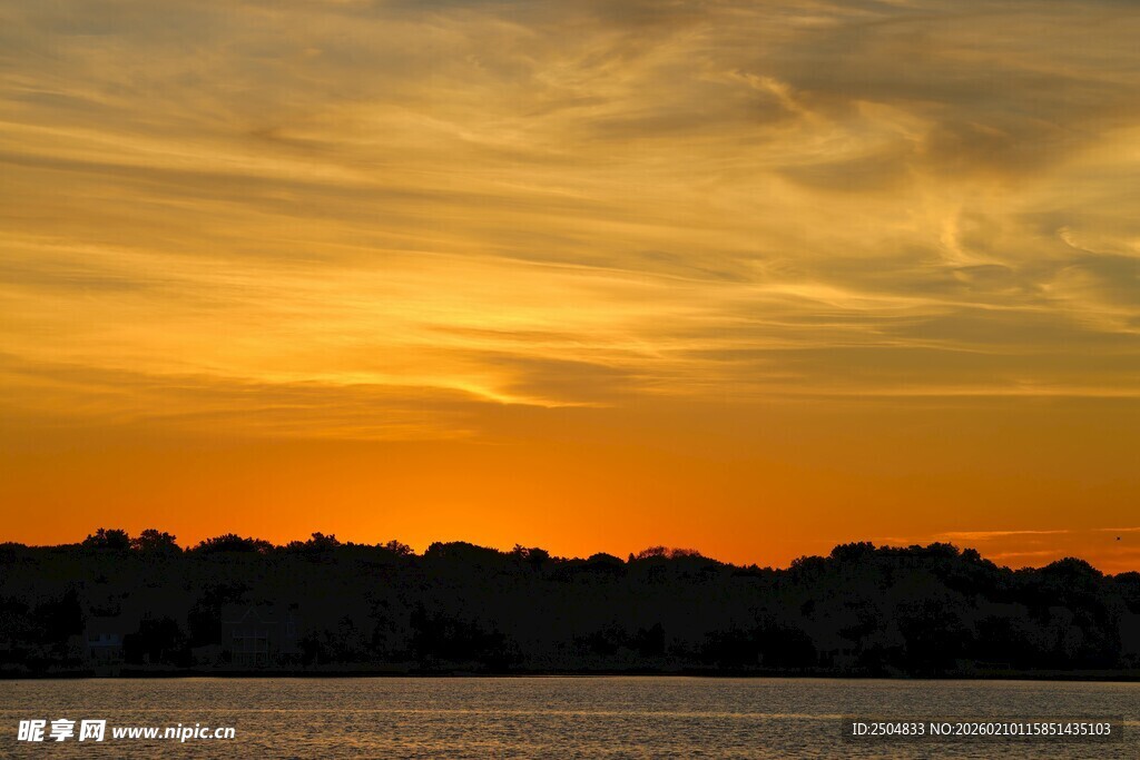 夕阳下的天际与水面景色