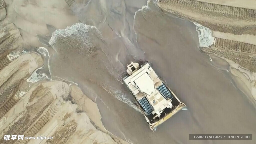 农田中的白色建筑设施