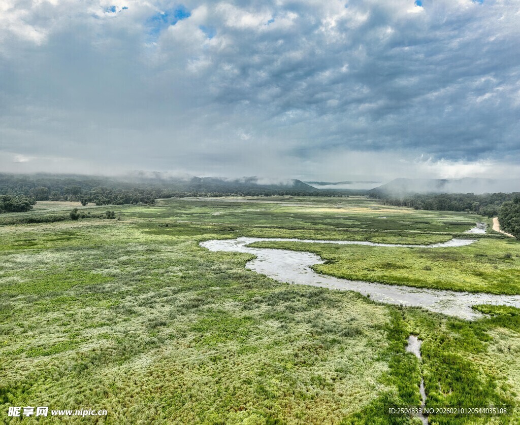 广袤绿野间蜿蜒的河流
