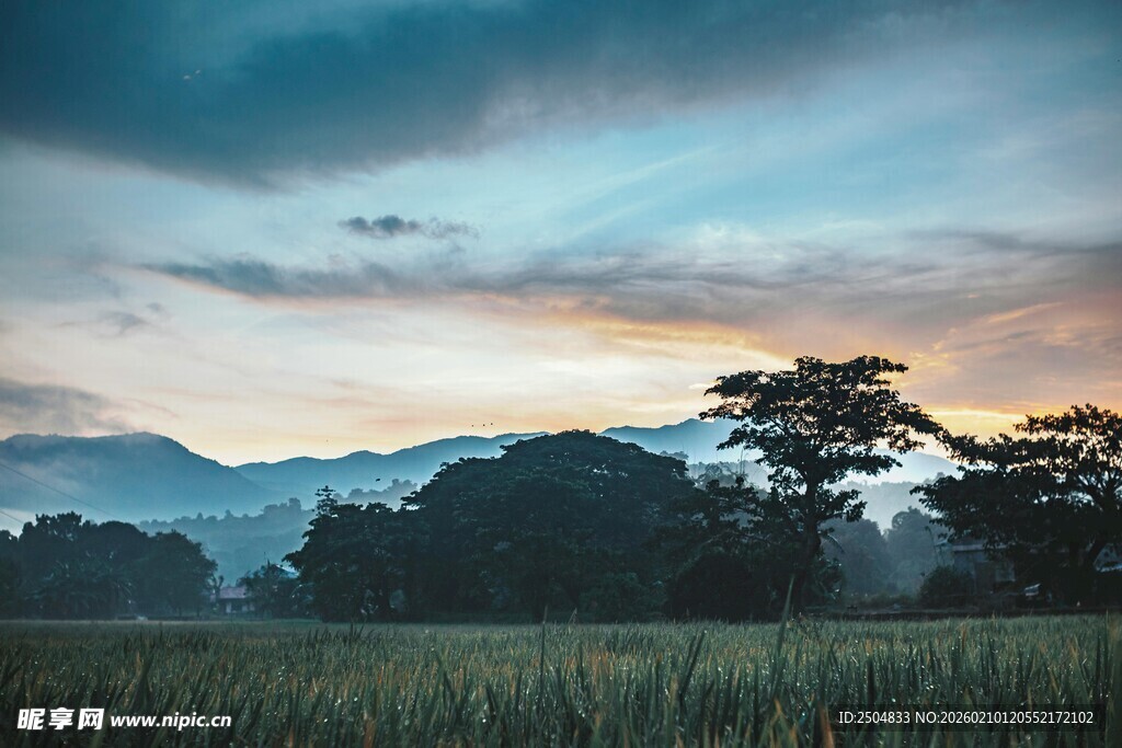 黄昏下的田野与远山景色