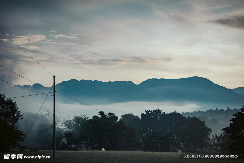 山间晨雾缭绕的壮美景色