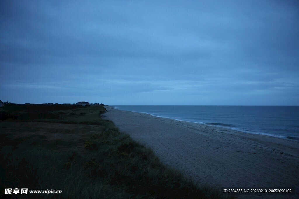 海边暮色下的静谧道路
