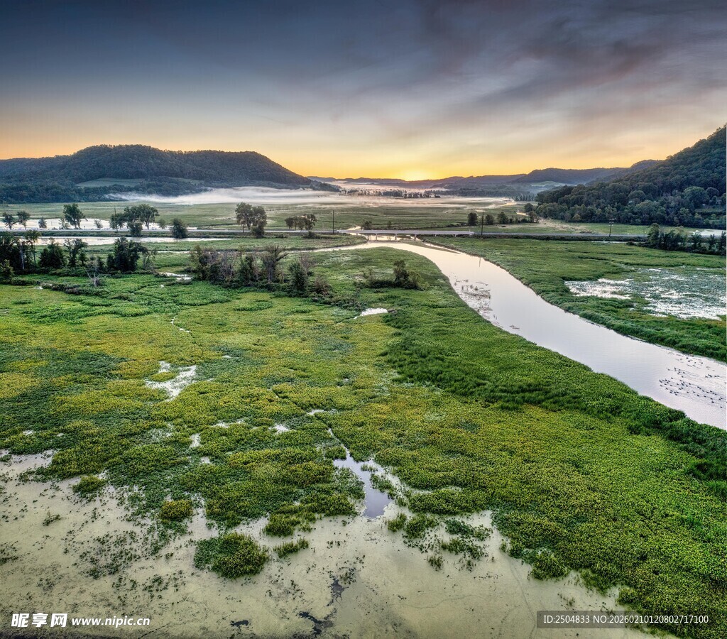 河畔绿野黄昏美景