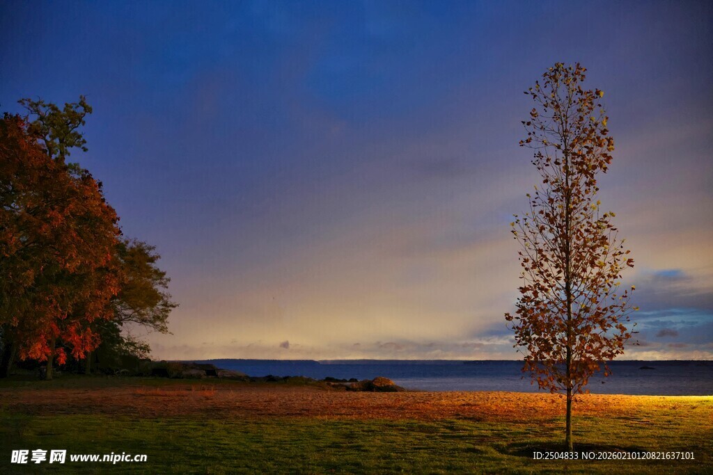 湖畔黄昏美景