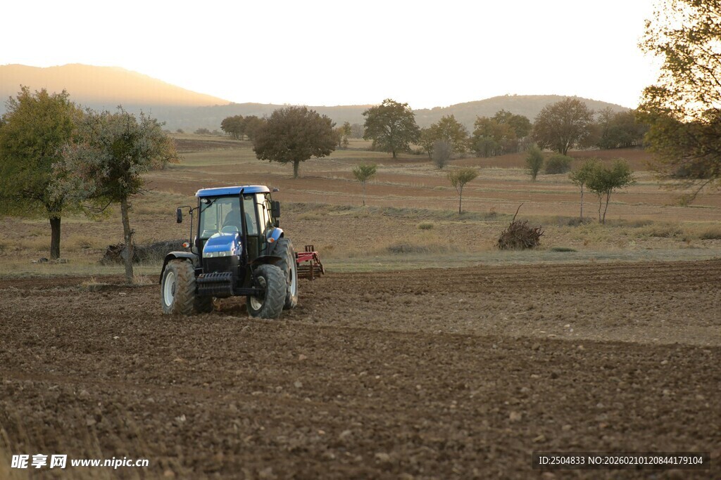田野上的蓝色拖 机