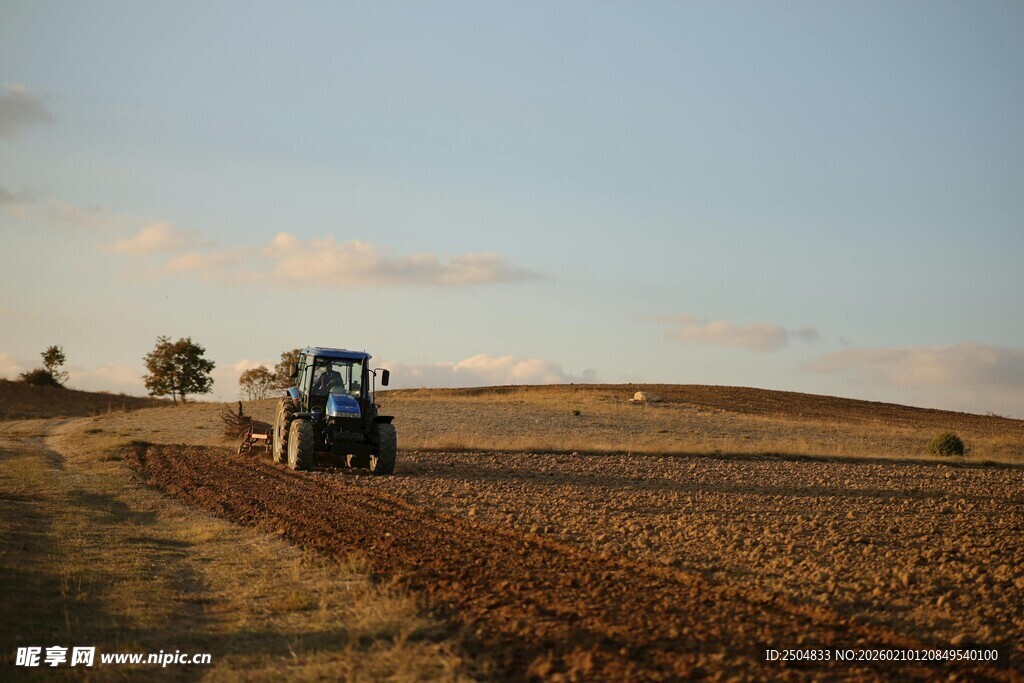 田野上的拖 机耕作