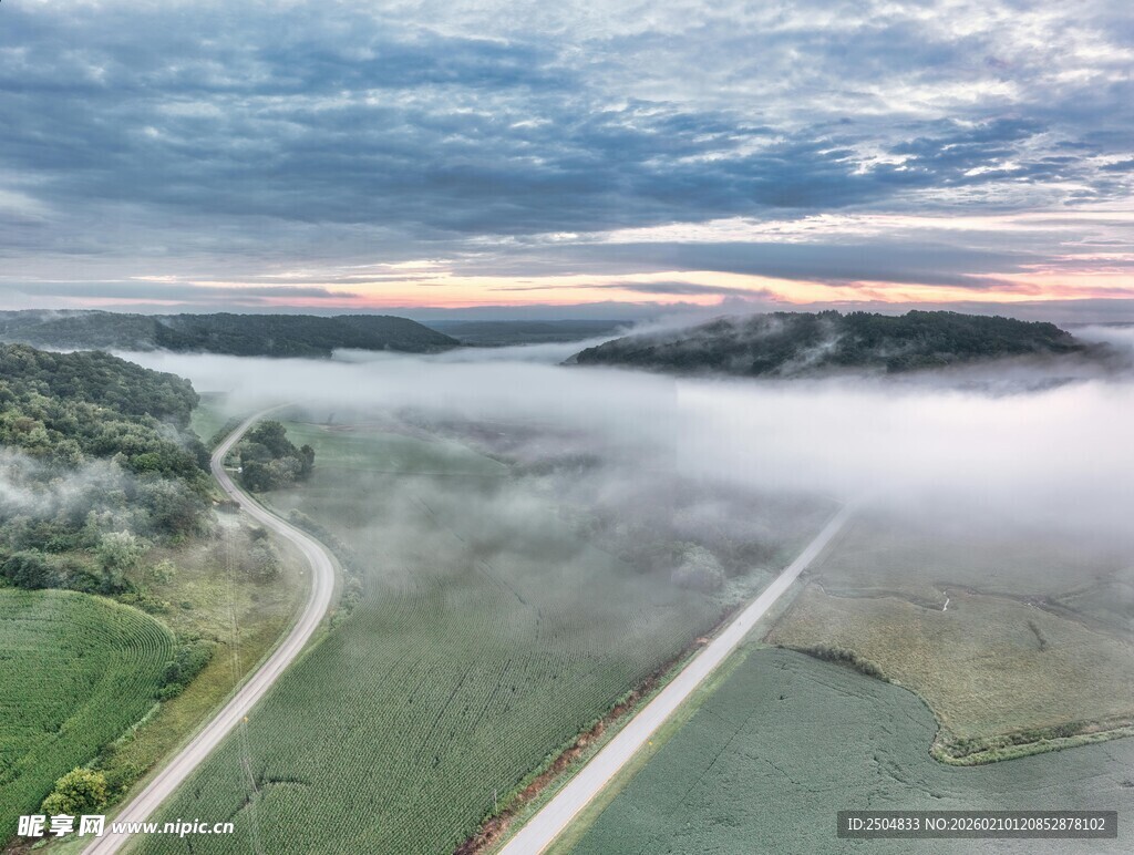 晨雾中的田野公路美景