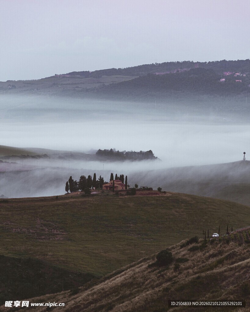 雾中草原上的人群与车辆