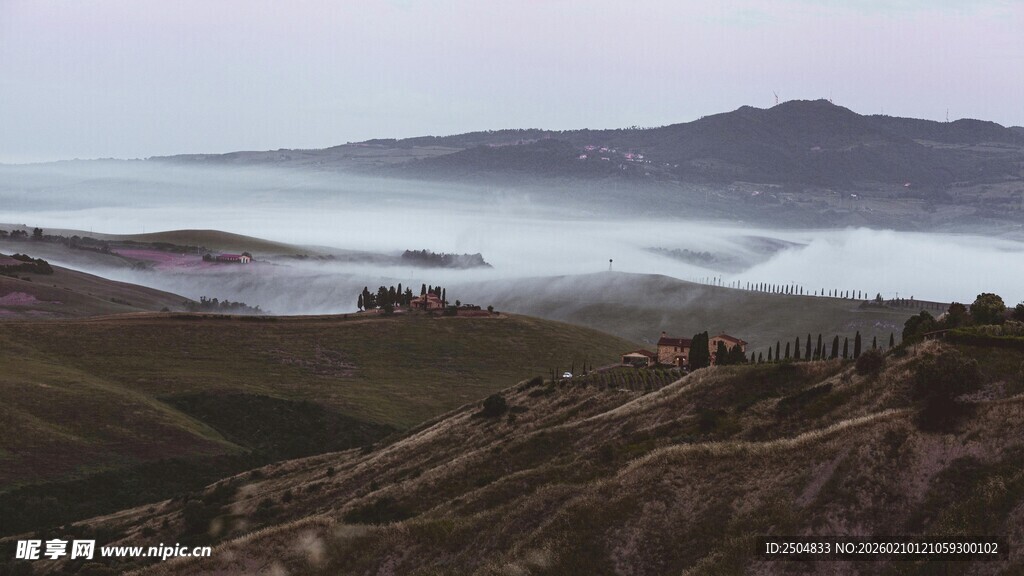 山间晨雾弥漫的壮丽景色