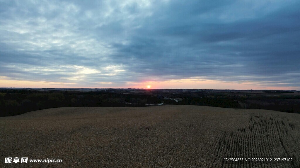 黄昏下的旷野美景