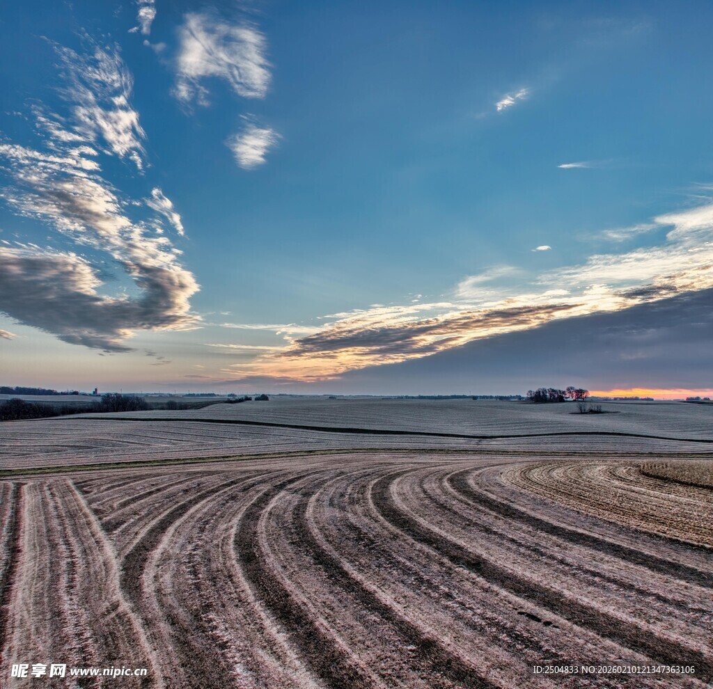 田野车辙与天际绚丽霞光