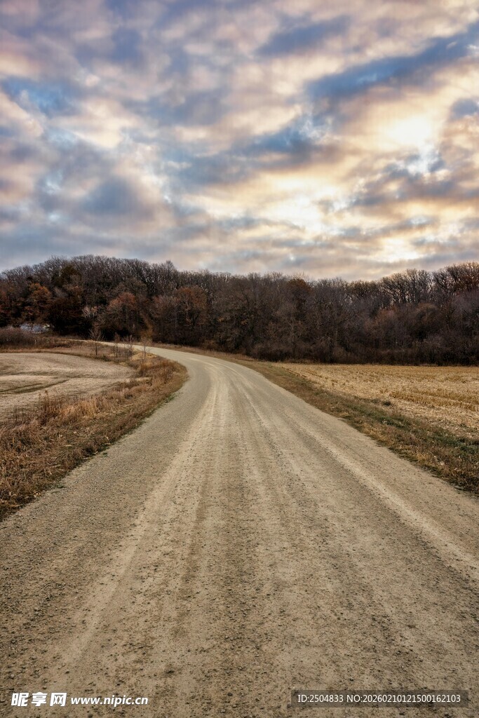 黄昏下的乡间土路