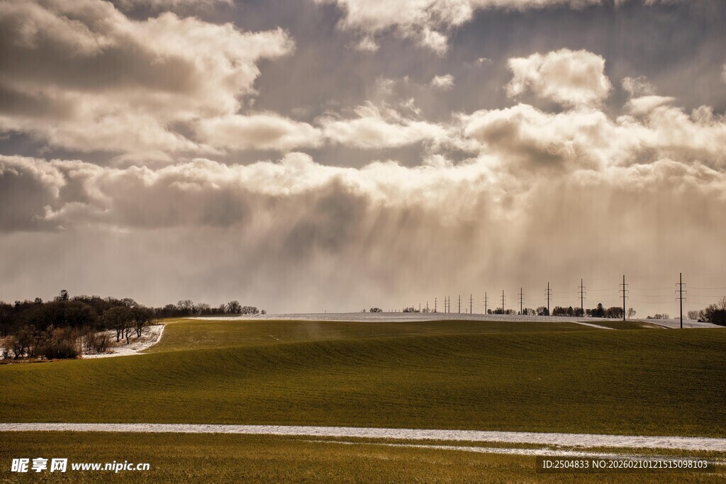 机场跑道上的壮丽云层景观