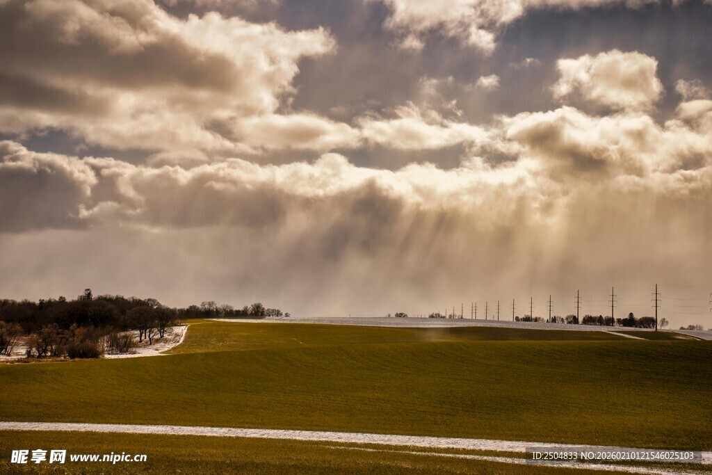 草原上空的壮丽云隙光