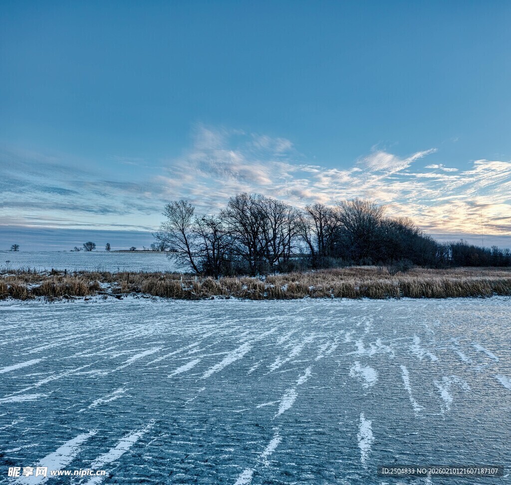 冬日冰封湖面的美丽景致