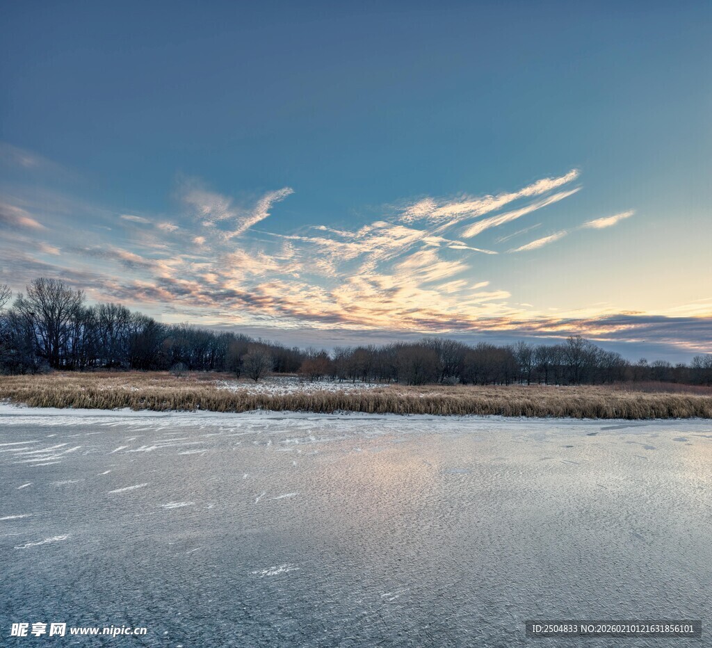 冬日冰封湖面的美丽景致