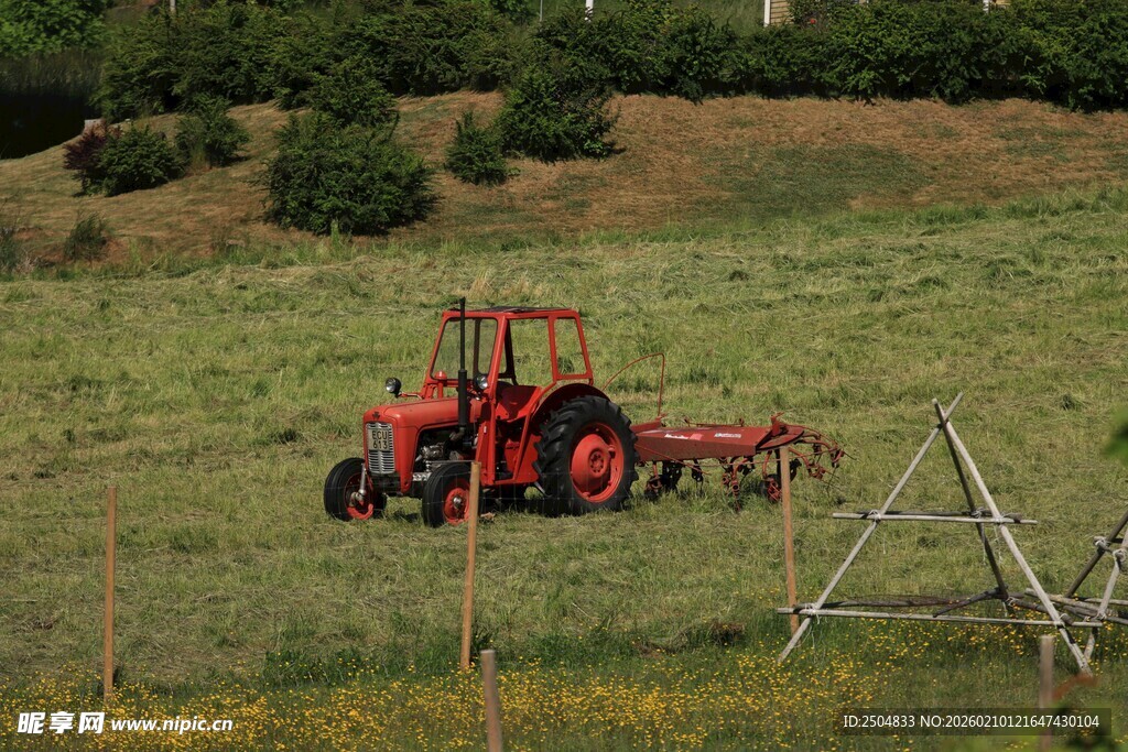 田野中的红色拖 机