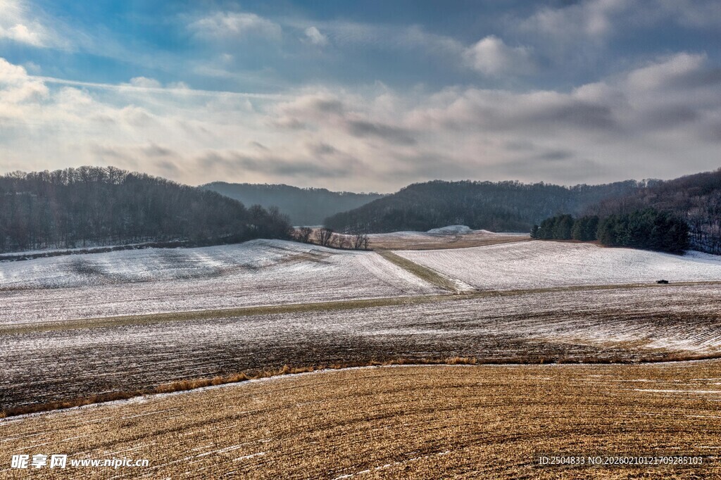 冬日田野雪景风光