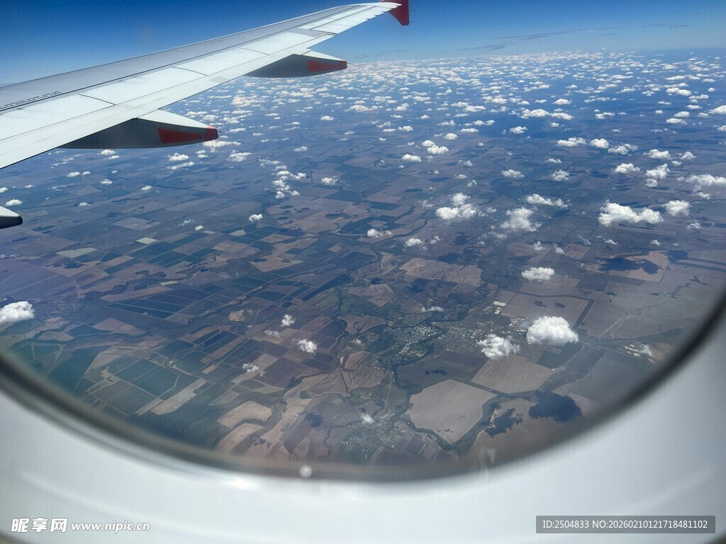 机窗外的云海与大地景观