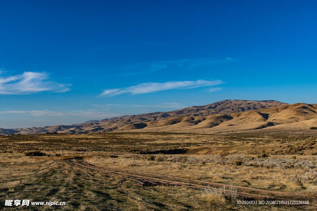 广袤荒原上的蓝天远山