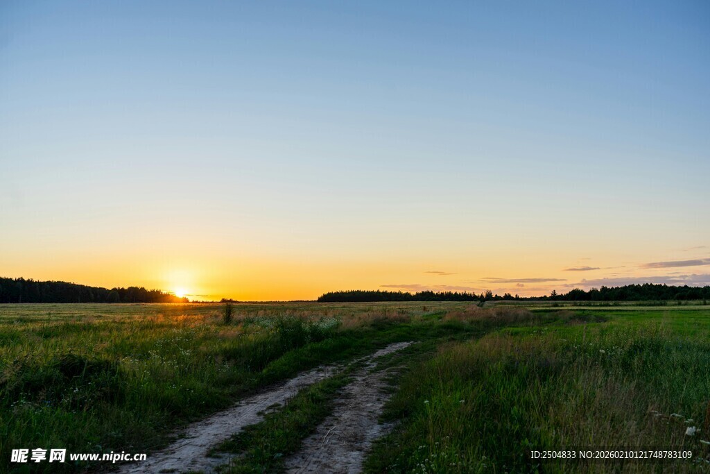 夕阳下的田野小路