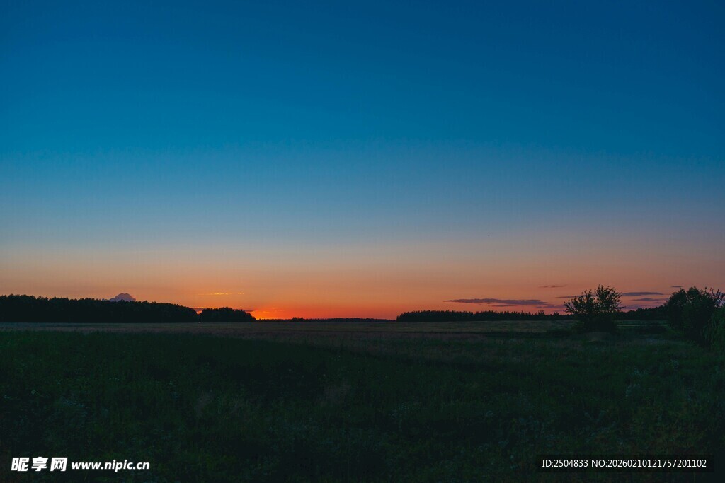 黄昏下的广袤田野景色