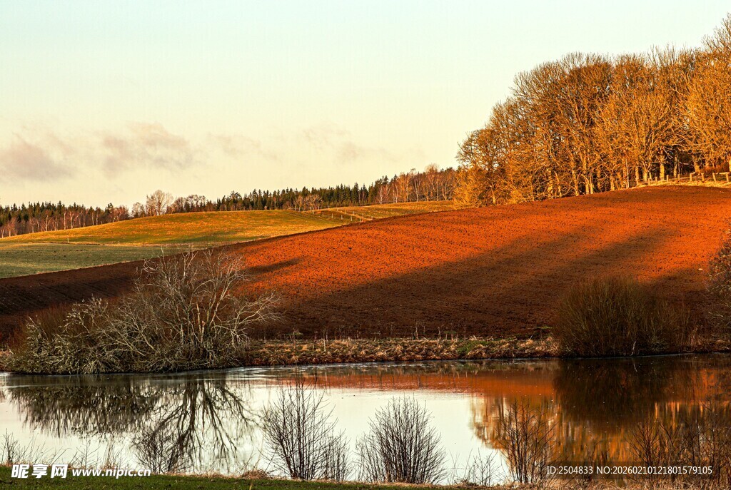 夕阳下的湖畔田园美景
