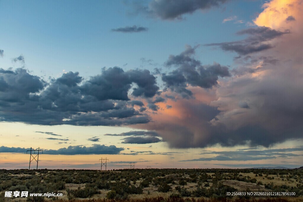 黄昏旷野上的绚丽云彩