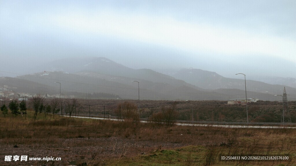 雾中远山与开阔田野