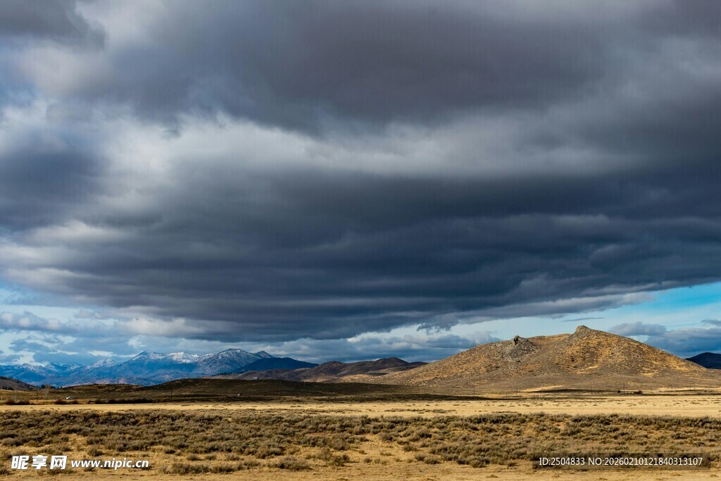 乌云笼罩下的广袤荒原