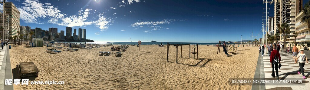 热闹的沙滩场景