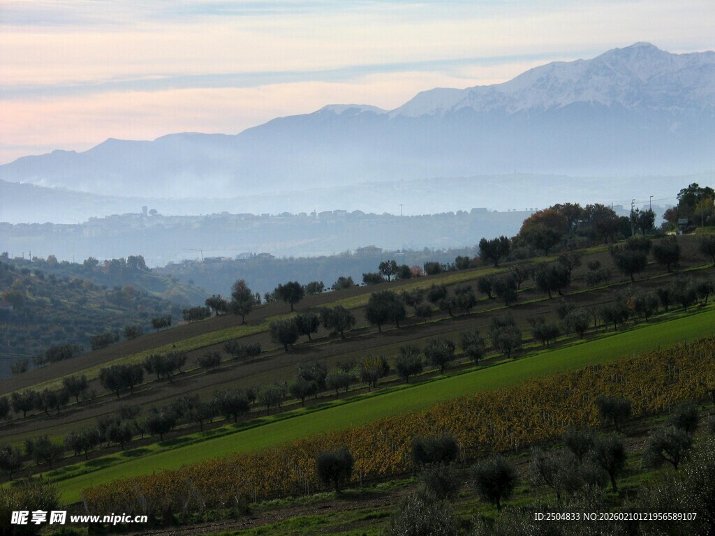 山间暮色风景图
