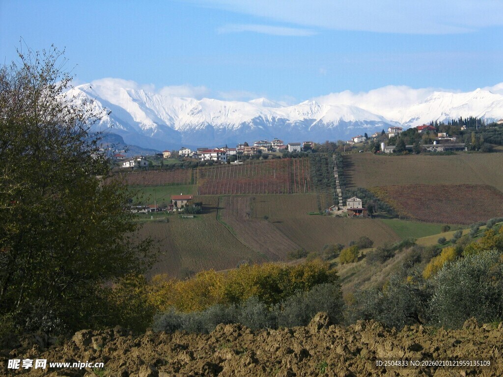 山间远景 秋色与雪山相映
