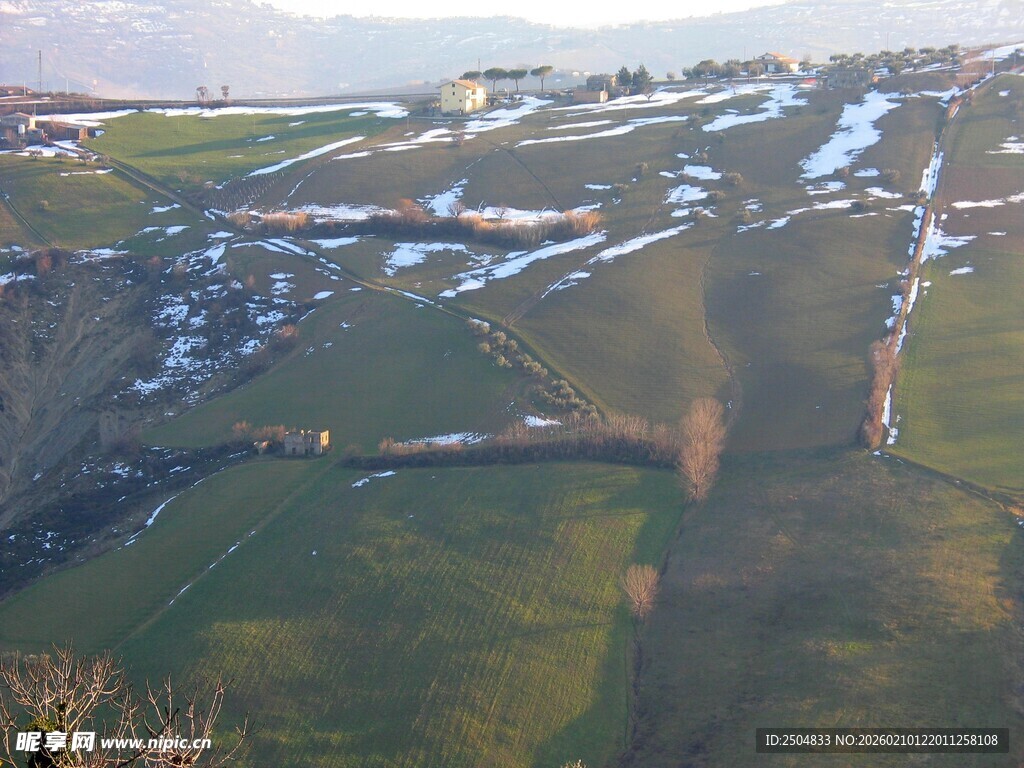 山间草地雪景美丽风光